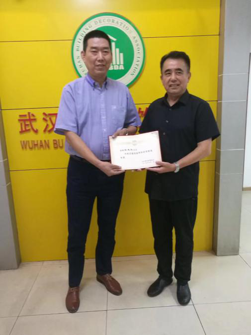 我省首個(gè)專(zhuān)家?guī)煺匠闪ⅲ裉┭b飾工程經(jīng)理受(圖2)